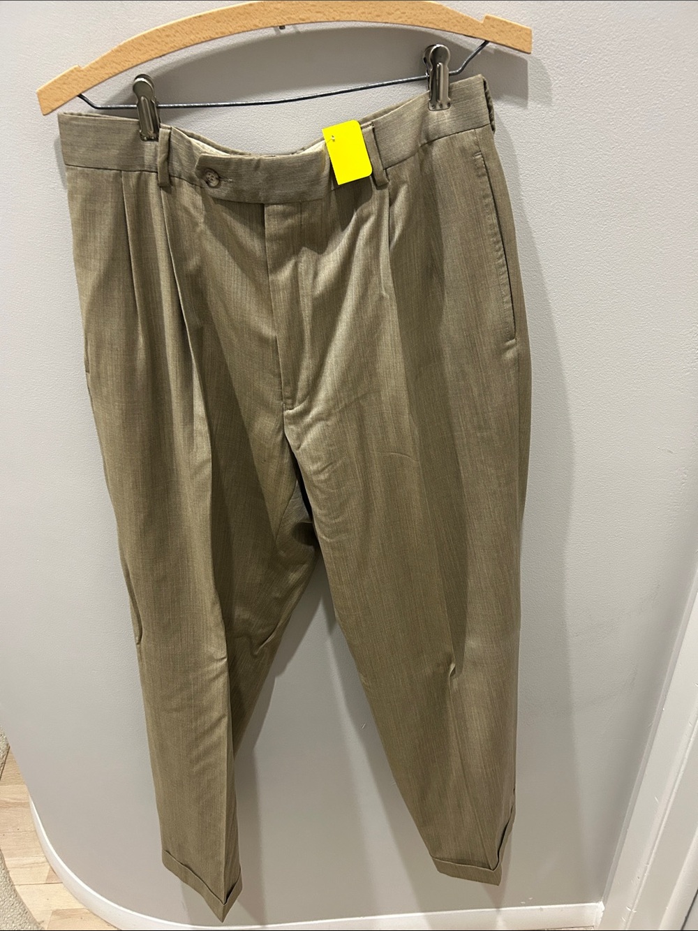 Jos.A.Bank Men's Khaki Dress Pants - Classic Pleated Trousers. Size 32. New.